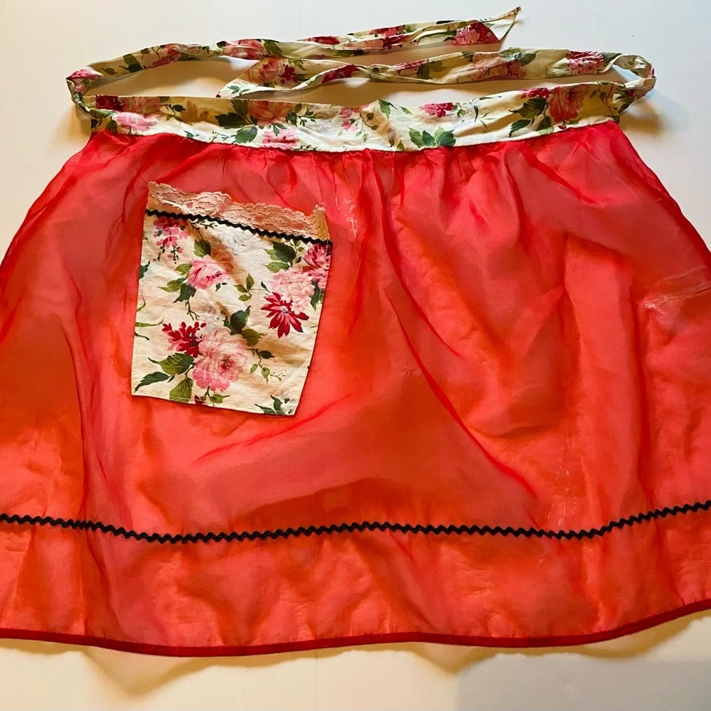Vintage Red Black and Floral Print Waist Tie Apron With Pocket